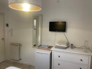 TV a/nebo společenská místnost v ubytování Le Camere nel Borgo