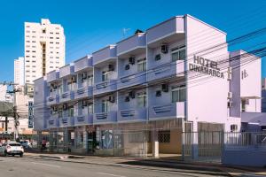 a building on a city street with buildings at Hotel Dinamarca in Balneário Camboriú