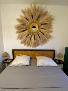 En eller flere senge i et værelse på F2 à Collioure avec piscine et tennis + 19 billeder