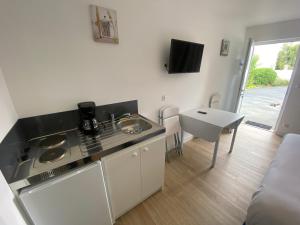 Kuchyň nebo kuchyňský kout v ubytování B&B de Saint Come de Fresné + 24 fotografií
