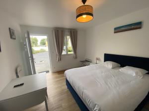 Postel nebo postele na pokoji v ubytování B&B de Saint Come de Fresné