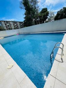 una piscina con una sedia accanto a un muro di Gorgona Beach House a Nueva Gorgona