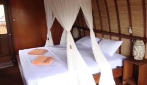 Postel nebo postele na pokoji v ubytování Mango Dive & Bungalow