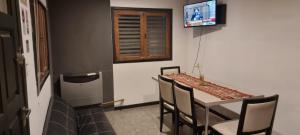 リオ・グランデにあるCabaña enteraのテーブルと椅子とテレビのあるダイニングルーム