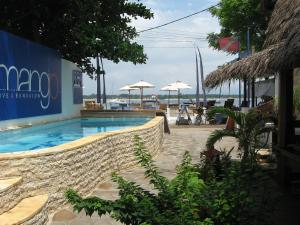 Bazén v ubytování Mango Dive & Bungalow nebo v jeho okolí