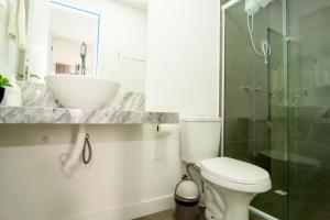 ein Badezimmer mit Waschbecken, Toilette und Dusche in der Unterkunft Ótima localização, Apto NOVO no Bay Village KQ8551 in Balneário Camboriú + 18 Fotos