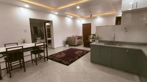 una cucina e un soggiorno con tavolo e lavandino di 2BHK rental apartment a Bharatpur