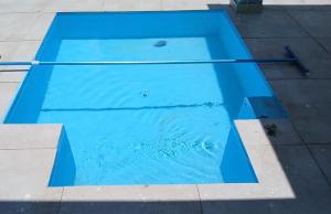 una piscina di acqua blu con una pagaia di Gorgona Beach House a Nueva Gorgona Altre 21 foto