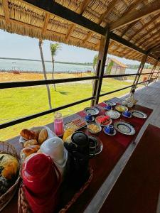 a table with food and a view of the beach at Beach Bungalow-KiteAliCori , Macapa' in Luis Correia
