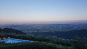 A general mountain view or a mountain view taken from a vidéki vendégházakat