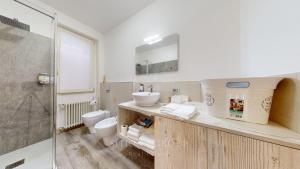 A bathroom at SYC Favoloso