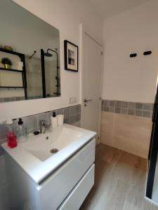 ein weißes Badezimmer mit Waschbecken und Spiegel in der Unterkunft El Cedro in Santa Cruz de Tenerife + 19 Fotos