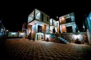 vue nocturne d'un bâtiment la nuit dans l'établissement The Milon Apartment, à Kigali