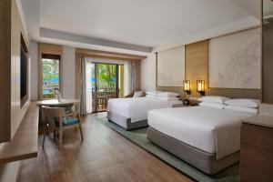 Ein Bett oder Betten in einem Zimmer der Unterkunft Phuket Marriott Resort & Spa, Merlin Beach