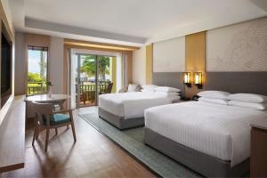 Ein Bett oder Betten in einem Zimmer der Unterkunft Phuket Marriott Resort & Spa, Merlin Beach