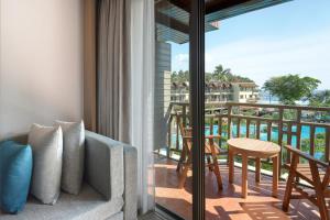 Ein Balkon oder eine Terrasse in der Unterkunft Phuket Marriott Resort & Spa, Merlin Beach