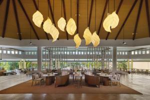 Ein Restaurant oder anderes Speiselokal in der Unterkunft Phuket Marriott Resort & Spa, Merlin Beach 