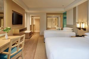 Ein Bett oder Betten in einem Zimmer der Unterkunft Phuket Marriott Resort & Spa, Merlin Beach