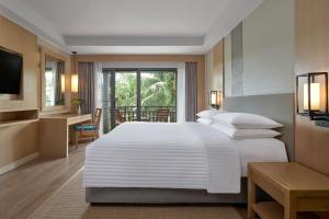 Ein Bett oder Betten in einem Zimmer der Unterkunft Phuket Marriott Resort & Spa, Merlin Beach