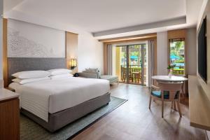 Ein Bett oder Betten in einem Zimmer der Unterkunft Phuket Marriott Resort & Spa, Merlin Beach