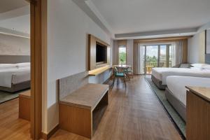 Ein Bett oder Betten in einem Zimmer der Unterkunft Phuket Marriott Resort & Spa, Merlin Beach