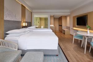 Ein Bett oder Betten in einem Zimmer der Unterkunft Phuket Marriott Resort & Spa, Merlin Beach