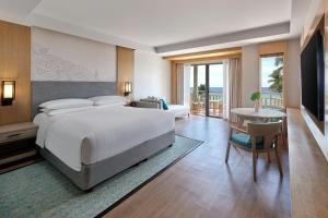 Ein Bett oder Betten in einem Zimmer der Unterkunft Phuket Marriott Resort & Spa, Merlin Beach