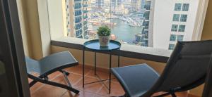 Posezení v ubytování La Buena Vida Holiday Homes, Luxe, 3BR with, full kitchen, Marina View, by JBR Beach, Tram & Marina