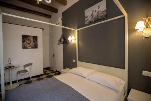 A bed or beds in a room at Manì Rooms