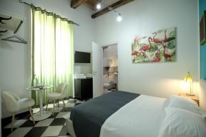 A bed or beds in a room at Manì Rooms