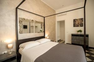 A bed or beds in a room at Manì Rooms