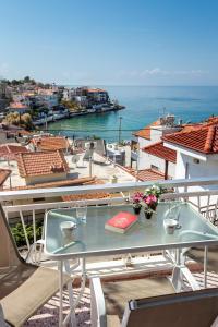 stół na balkonie z widokiem na ocean w obiekcie "Thea" Apartment 1 w mieście Skala Marion