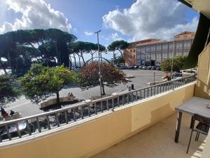 a balcony with a view of a street at affittacamere da Fenix in Tivoli