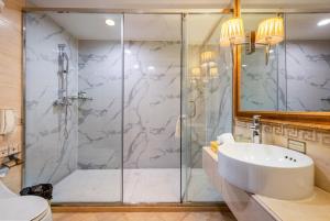 Mehood Lestie International Hotel Linhexi Guangzhou East Railway Station Branch - Free Shuttle Bus to Canton Fair Complex During Canton Fair Period & Free afternoon tea & Free midnight snack & Free VPN Internet Access的一间浴室