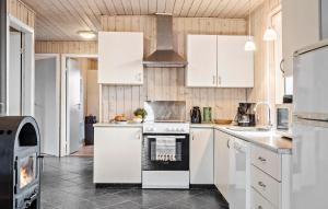 Kuchyň nebo kuchyňský kout v ubytování Gorgeous Home In Harboøre With Kitchen