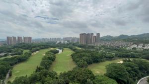 博罗Peicui Apartment的公园的鸟瞰图，有树木和建筑物