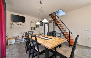 Μια τηλεόραση ή/και κέντρο ψυχαγωγίας στο Awesome Home In Vinica Breg With Wifi