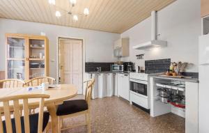 Dapur atau dapur kecil di Cozy Apartment In Outrup With Wifi