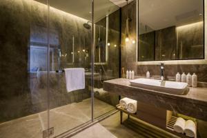 Mehood Lestie International Hotel Linhexi Guangzhou East Railway Station Branch - Free Shuttle Bus to Canton Fair Complex During Canton Fair Period & Free afternoon tea & Free midnight snack & Free VPN Internet Access的一间浴室