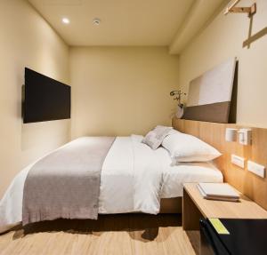 Voodi või voodid majutusasutuse Brown House Hotel - Taipei Main Station toas