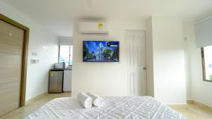 a bedroom with a bed with a picture on the wall at Magico Apartaestudio con Piscina 1 Habitacion PR46C in Montería