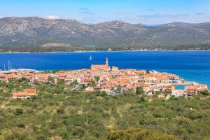 eine Stadt am Ufer eines großen Gewässers in der Unterkunft Moj Mir in Betina