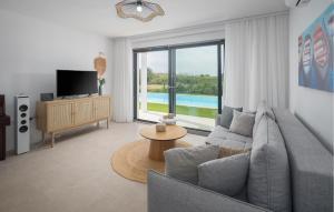 Μια τηλεόραση ή/και κέντρο ψυχαγωγίας στο 3 Bedroom Pet Friendly Home In Krmed