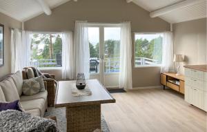 Posezení v ubytování Two-Bedroom Holiday Home In Rygge