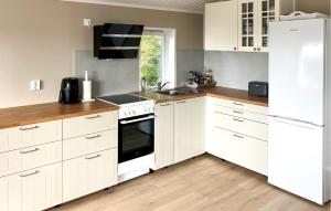 Kuchyň nebo kuchyňský kout v ubytování Two-Bedroom Holiday Home In Rygge
