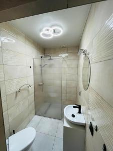 a bathroom with a shower and a toilet and a sink at Kwatera - Pod Wiatrakiem, JACUZZI ZEWNĘTRZNE in Czarna +26 photos
