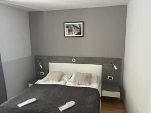 - une chambre dotée d'un lit avec deux chaussures blanches dans l'établissement Sunny apartman u resortu, Petrčane, apartman za 4, AKCIJA!, à Petrčane 28 autres photos