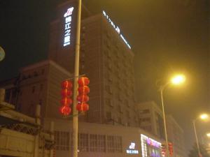 a traffic light in front of a building at night at Jinjiang Inn - Changsha Wuyi Square in Changsha