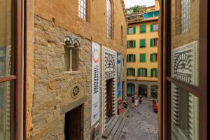 vista da una finestra di strada di Appartamenti a 200m Uffizi - 90m Ponte Vecchio a Firenze
