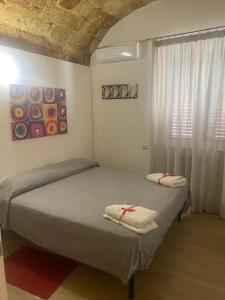 sypialnia z dwoma łóżkami i oknem w obiekcie Casa Vacanza La Pergola w mieście Terrasini